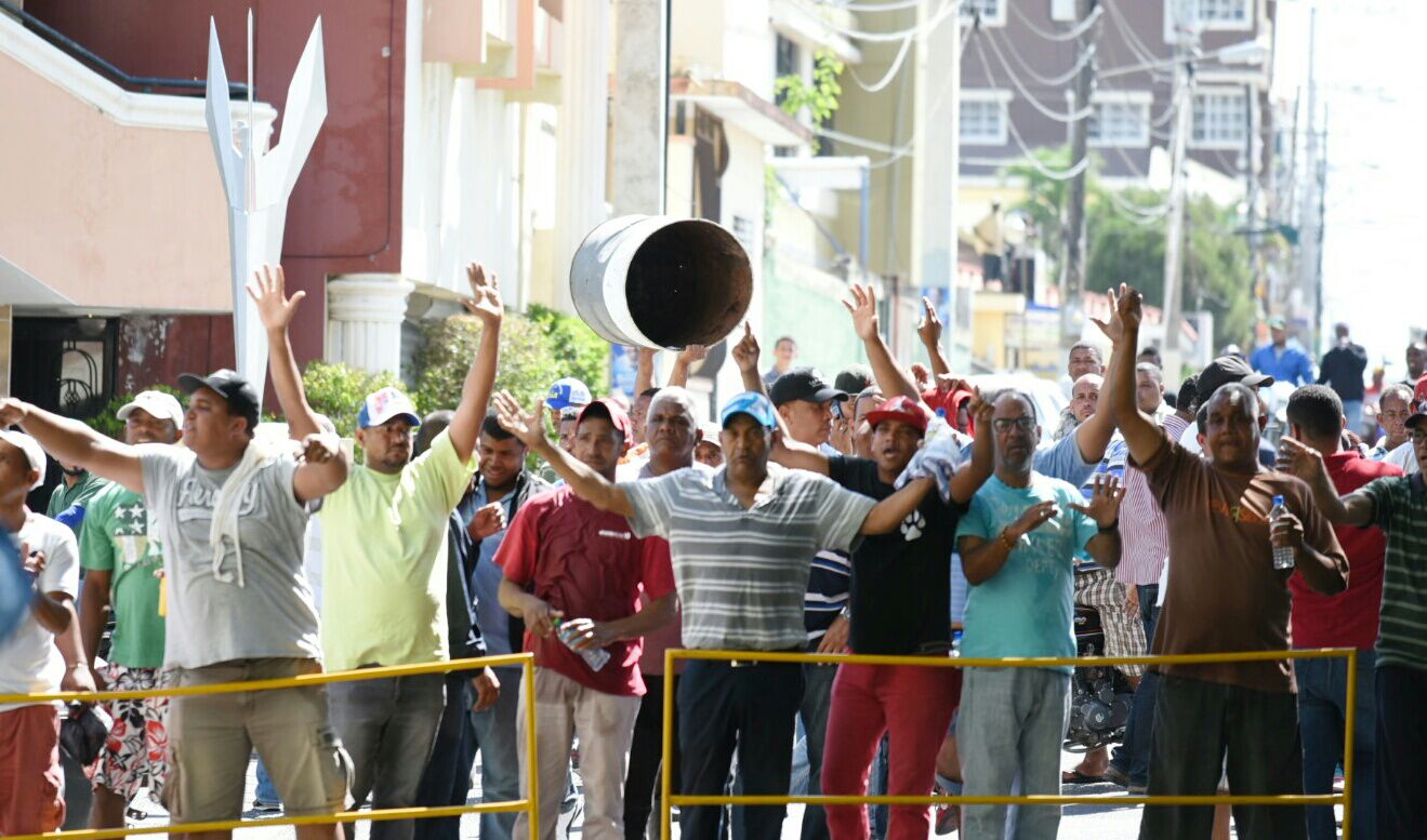 Enfrentamiento entre policías y civiles la tarde de este martes en Moca, provincia Espaillat. 