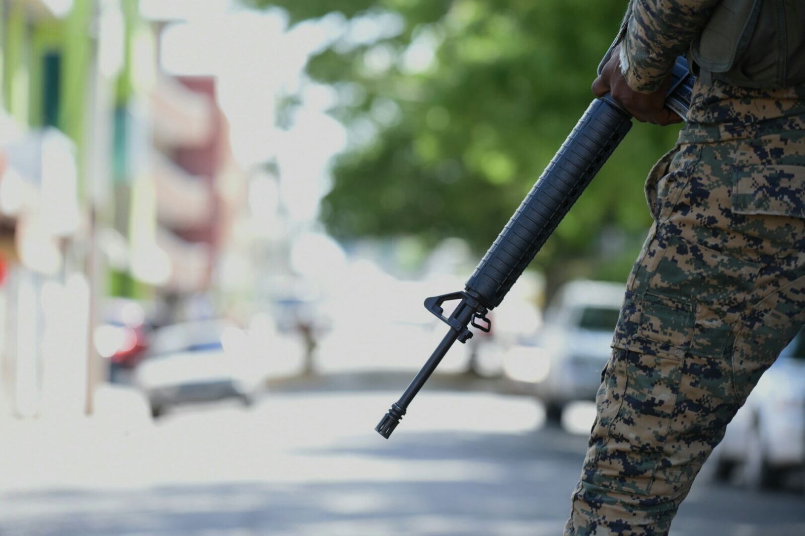 Enfrentamiento entre policías y civiles la tarde de este martes en Moca, provincia Espaillat. 