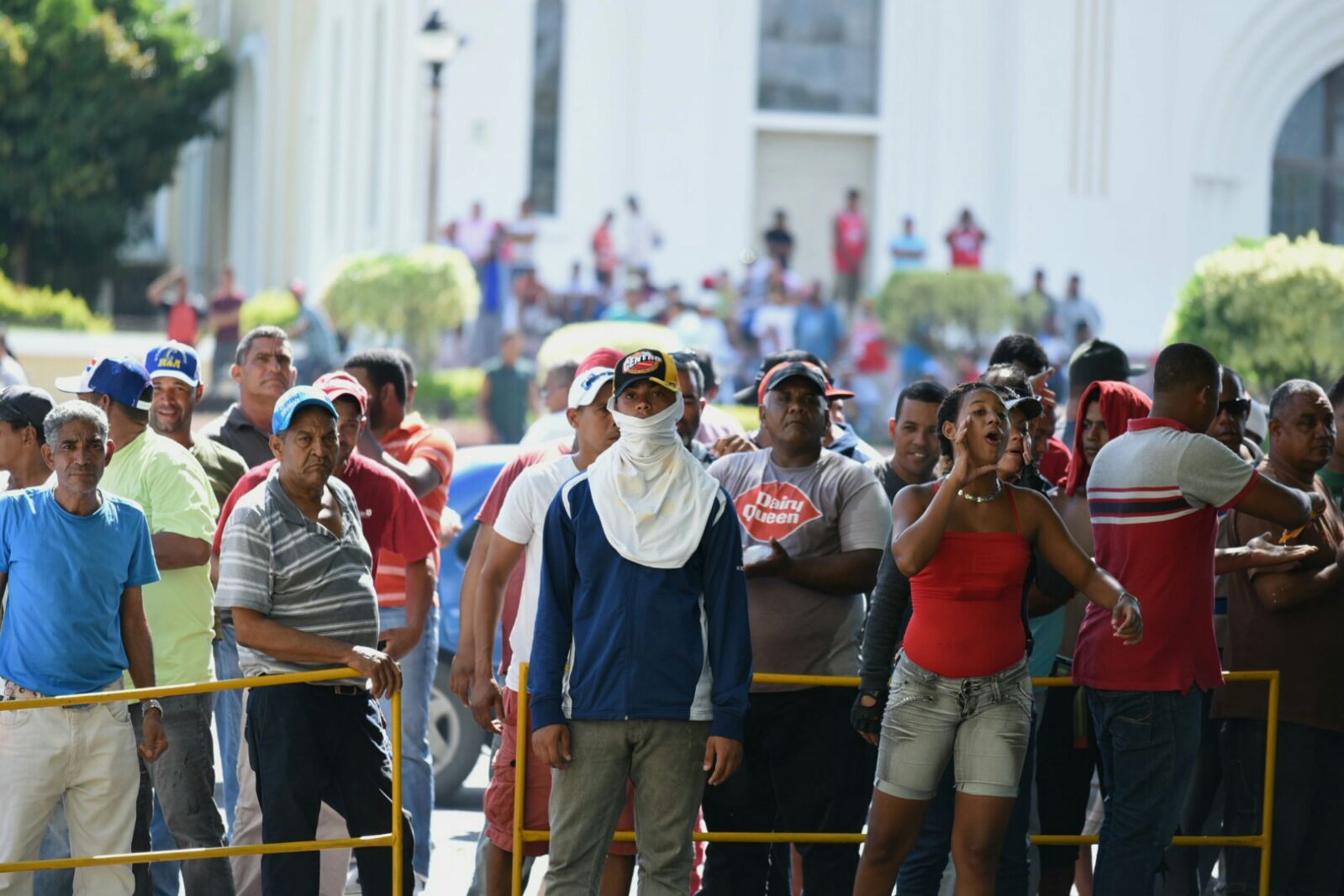 Enfrentamiento entre policías y civiles la tarde de este martes en Moca, provincia Espaillat. 