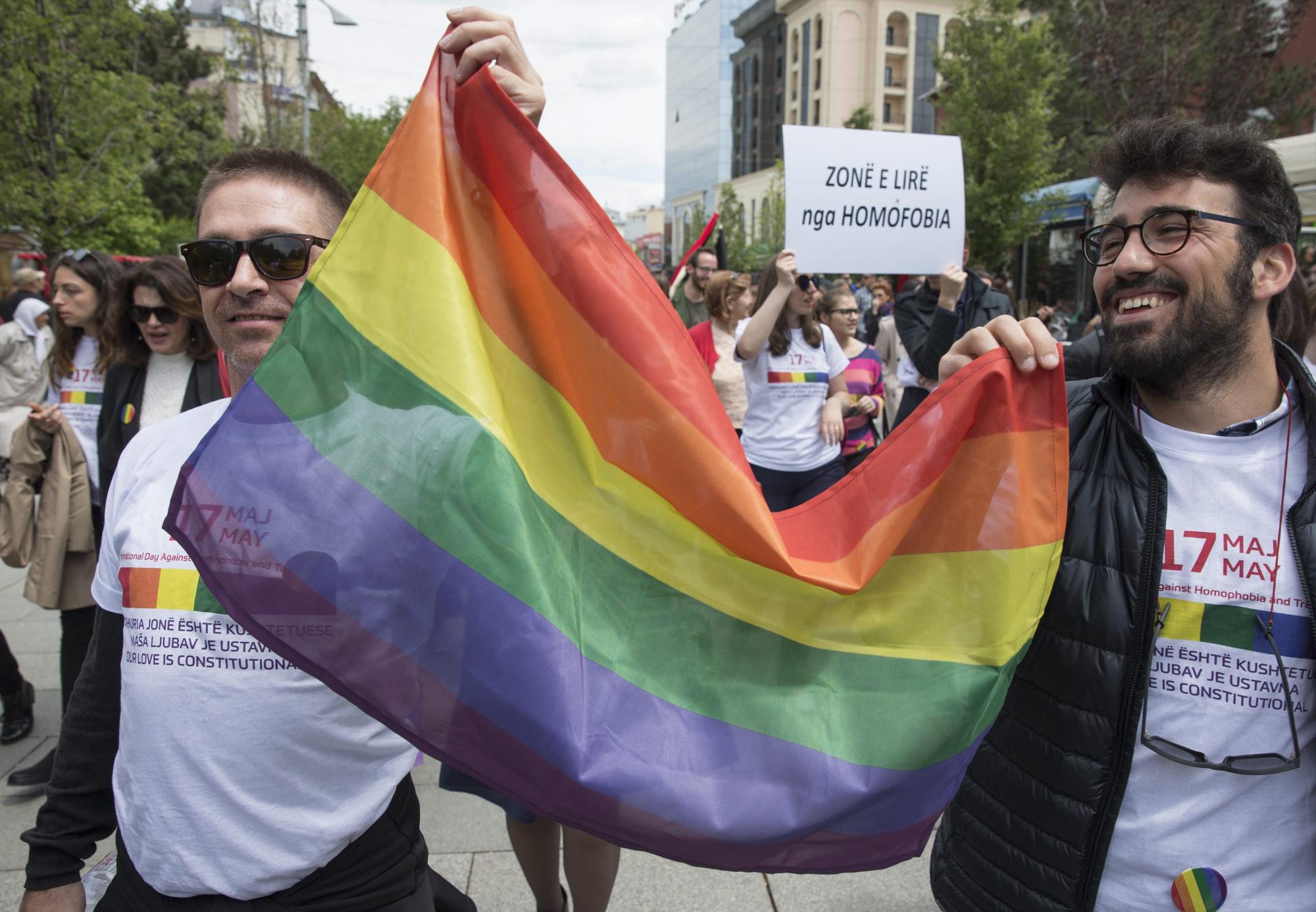 Activistas del colectivo LGTB protestan contra la homofobia en Pristina (Kosovo) hoy, 17 de mayo de 2016, con motivo del Día Internacional contra la LGTBfobia. 