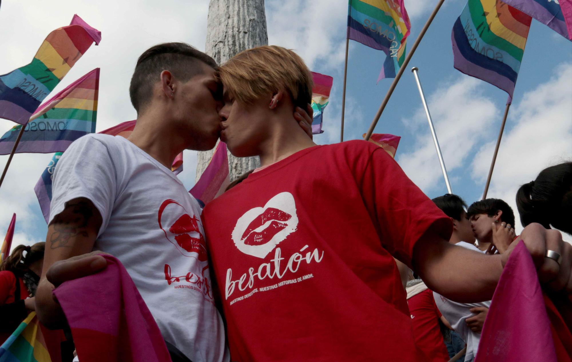 ASU01-(PARAGUAY) Vista de dos parejas gay que se besan en una plaza frente al congreso Nacional hoy, martes 17 de mayo de 2016, en Asunción (Paraguay). Más de un centenar de jóvenes gais, lesbianas, trans y bisexuales (LGTB) se reunieron hoy en la plaza junto al Congreso paraguayo para besarse simultáneamente, como una forma de luchar contra el acoso y la discriminación que denuncian que padece el colectivo.
