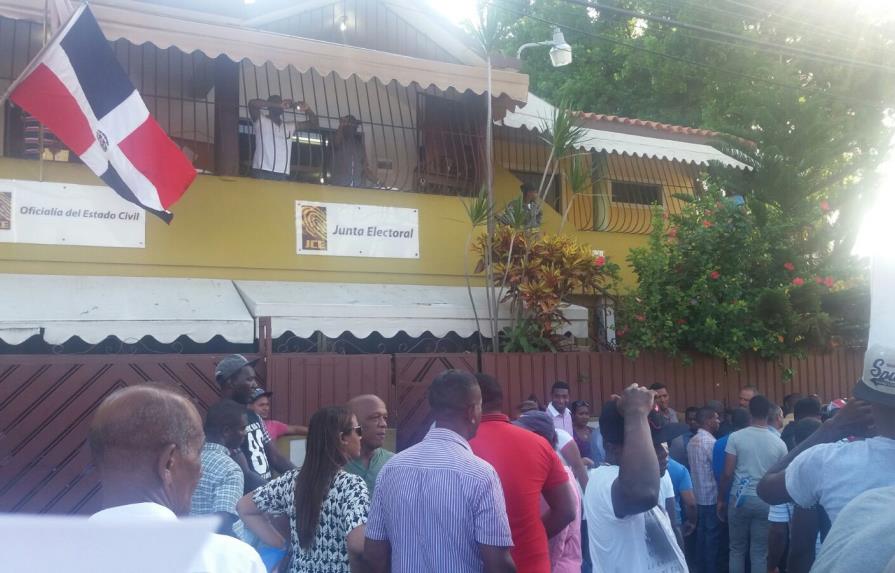 Candidato a alcalde protesta frente a la junta de Santo Domingo Oeste por resultados electorales