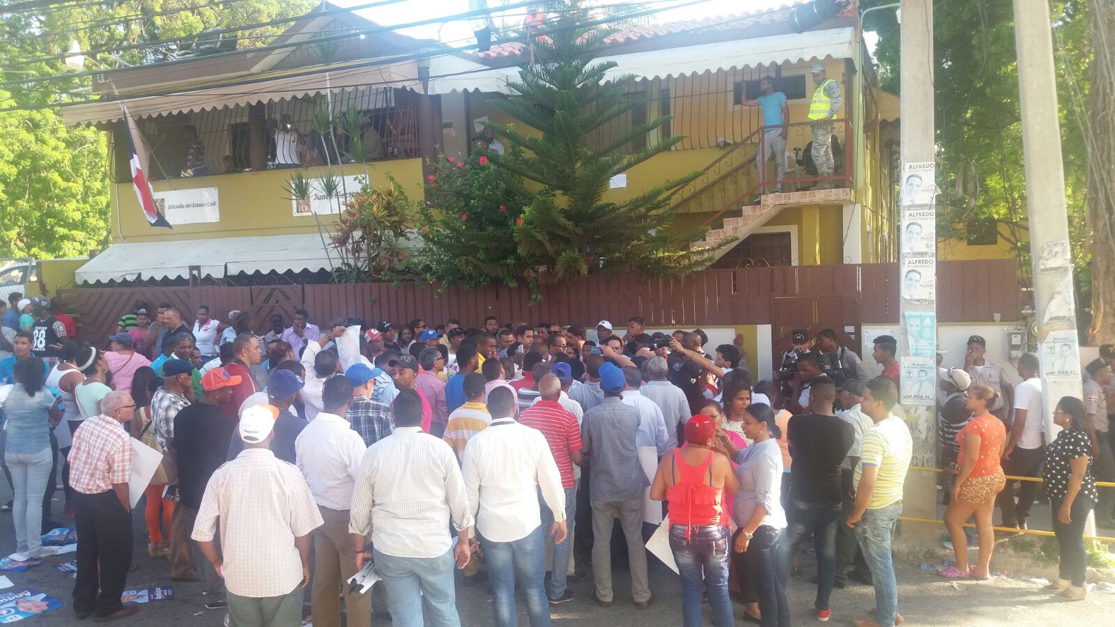 El candidato a la alcaldía del municipio de Santo Domingo Oeste por el  PRM y aliados, José Andújar  y su compañera de boleta, Amerfis Cáceres, encabezaron esta tarde una protesta ante la junta municipal electoral de esa demarcación en demanda del reconteo de los votos.