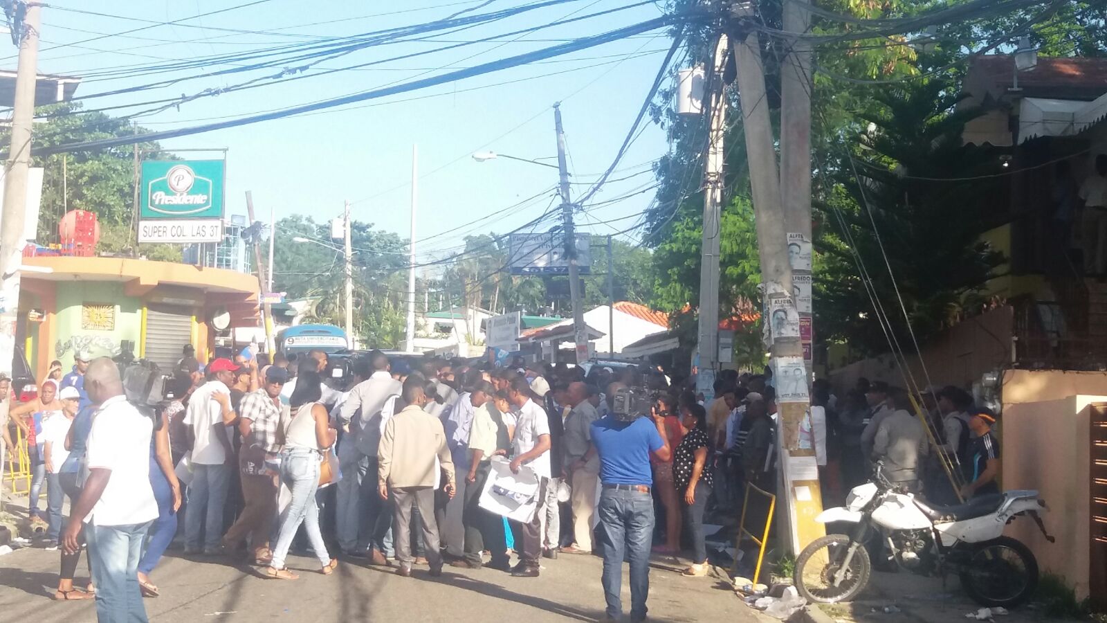 La protesta José Andújar  y su compañera de boleta, Amerfis Cáceres, es para exigir el reconteo de los votos.