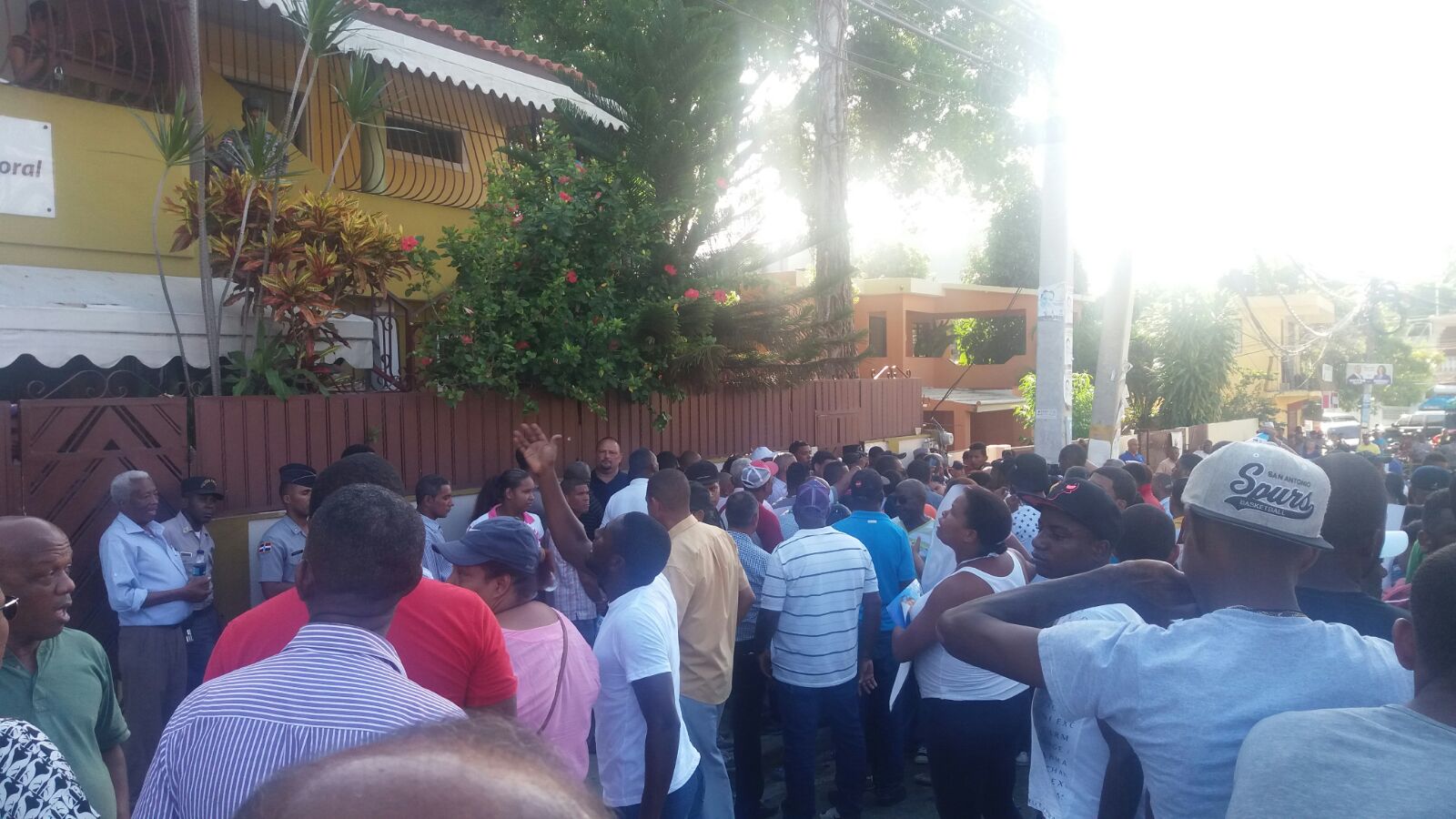 Simpatizantes de José Andújar  y su compañera de boleta, Amerfis Cáceres, se manifiestan frente a la Junta Municipal Electoral de Santo Domingo Oeste.