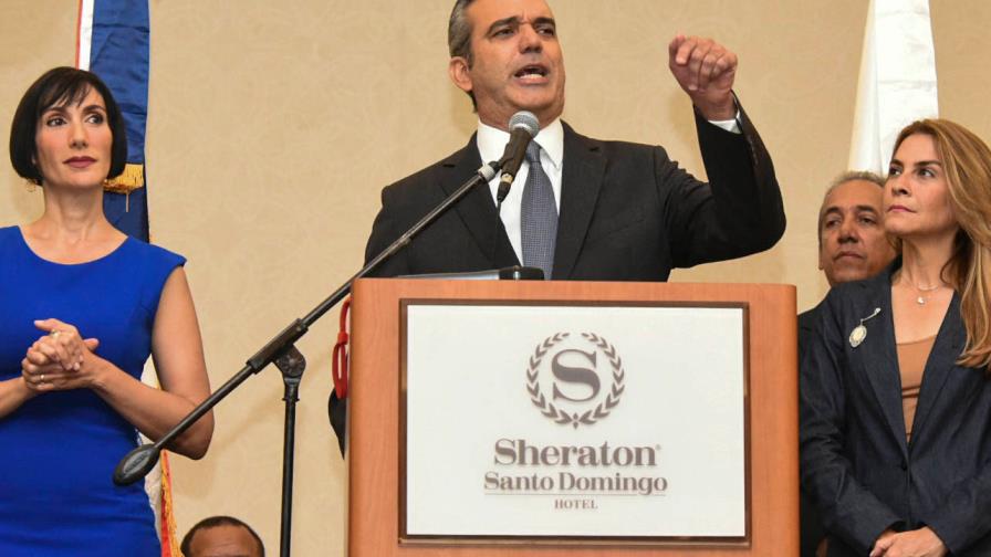 Luis Abinader denuncia “irregularidades” en Twitter