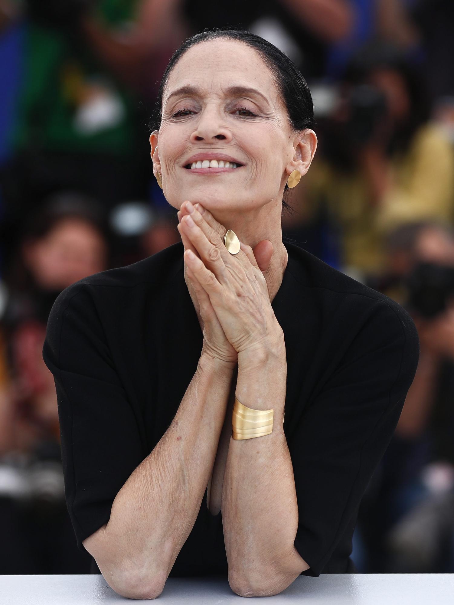  La actriz brasileña Sonia Braga posa en el pase gráfico de la película Aquarius en la 69 edición del Festival de Cine de Cannes (Francia).