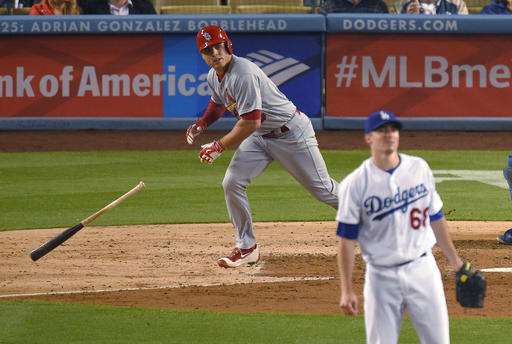 Aledmys Díaz corre hacia la primera mientras observa la pelota con la que pegó un jonrón solitario a Ross Stripling, de los Dodgers.