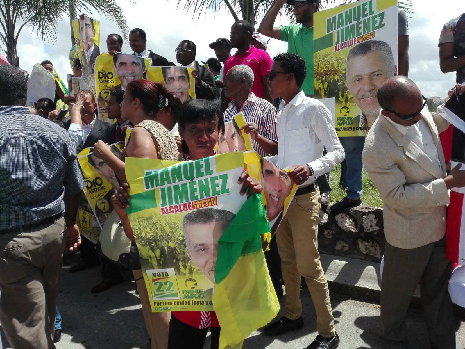 Seguidores de Manuel Jiménez se mantienen frente a la Junta Electoral de Santo Domingo Este. 