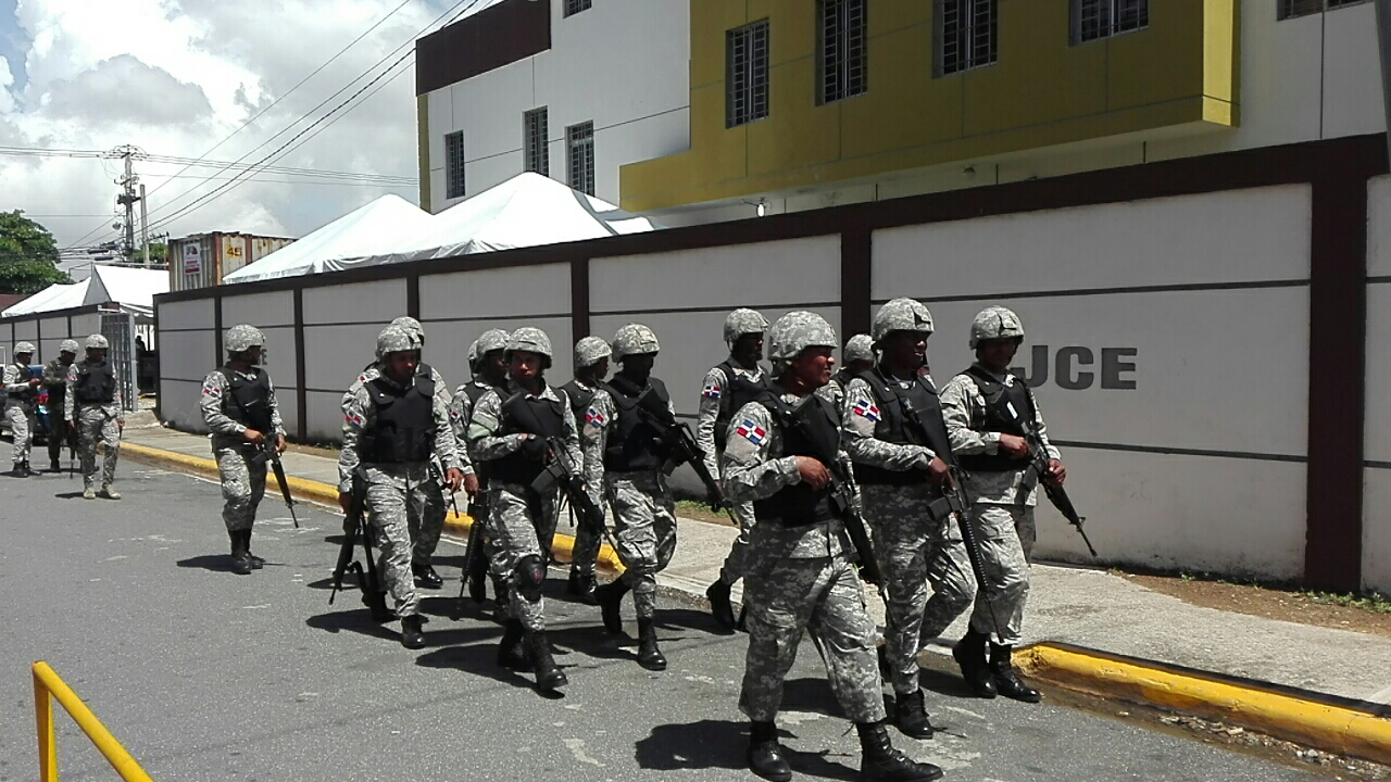 Militares custodian la seguridad de la Junta Municipal Electoral de Santo Domingo Este.