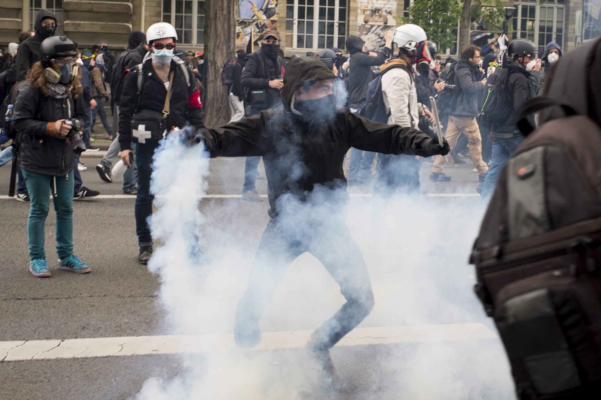 Un grupo de manifestantes se enfrenta a la policía francesa antidisturbios durante una protesta contra la reforma laboral del gobierno francés en París, Francia hoy, 19 de mayo de 2016.