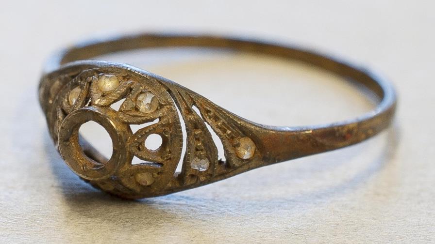 Hallan anillo y cadena de oro ocultas en taza en Auschwitz 