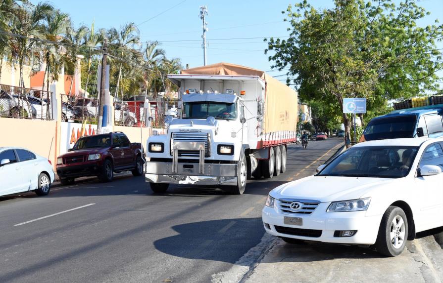Camioneros cruzan por sectores de Santiago para evitar peajes 