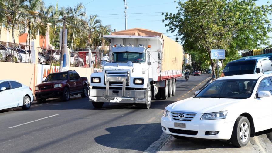 Camioneros cruzan por sectores de Santiago para evitar peajes 