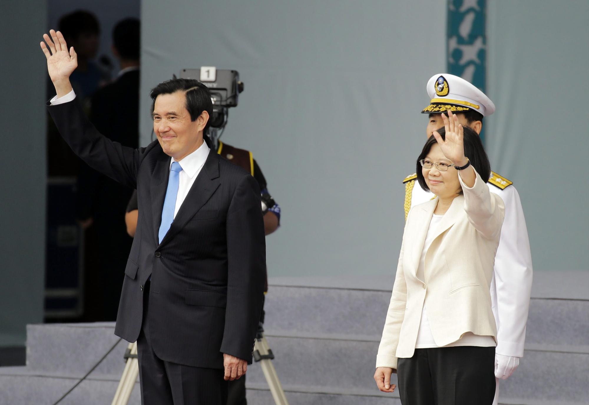 La nueva presidenta de Taiwán Tsai Ing-wen (d) y presidente saliente Ma Ying-jeou, saludan a la multitud durante el evento de iniciación de mandato en Taipei.