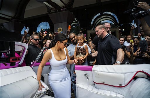 La estrella de reality shows Kim Kardashian, su esposo Kanye West y su  hija North suben a un automóvil clásico en La Habana 5 de mayo del 2016. 
