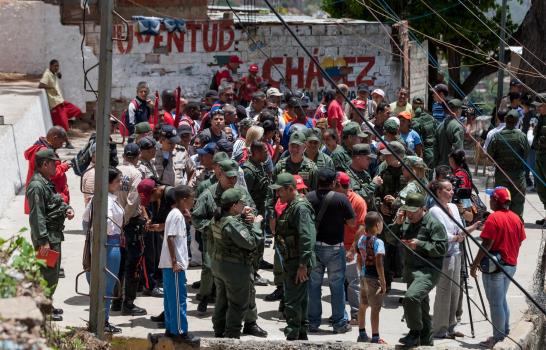 Maduro muestra poderío militar en medio de llamados al diálogo