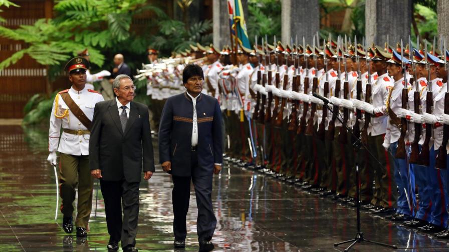 Raúl Castro impone a Morales orden José Martí, la más alta distinción de Cuba