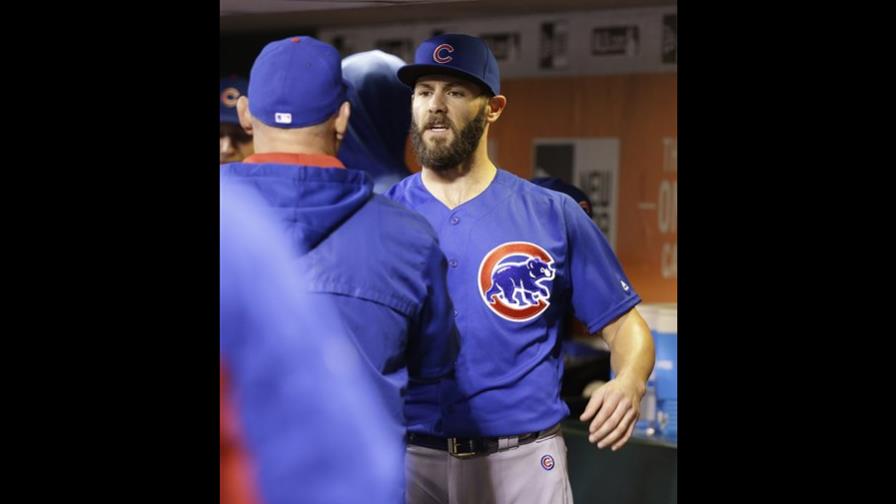Arrieta vuelve a ganar, Cachorros derrotan a Gigantes 8-1 