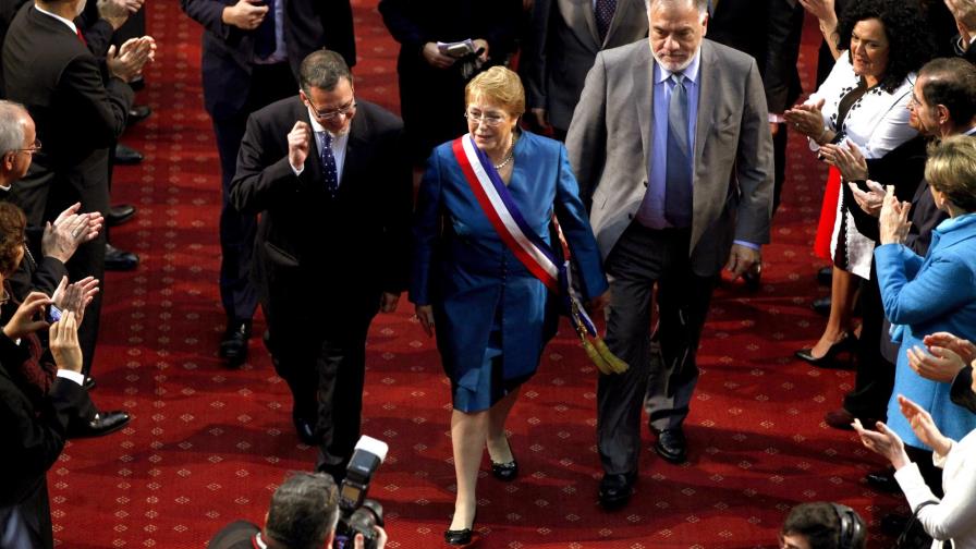 Bachelet propone pacto por el crecimiento económico que asegure las reformas