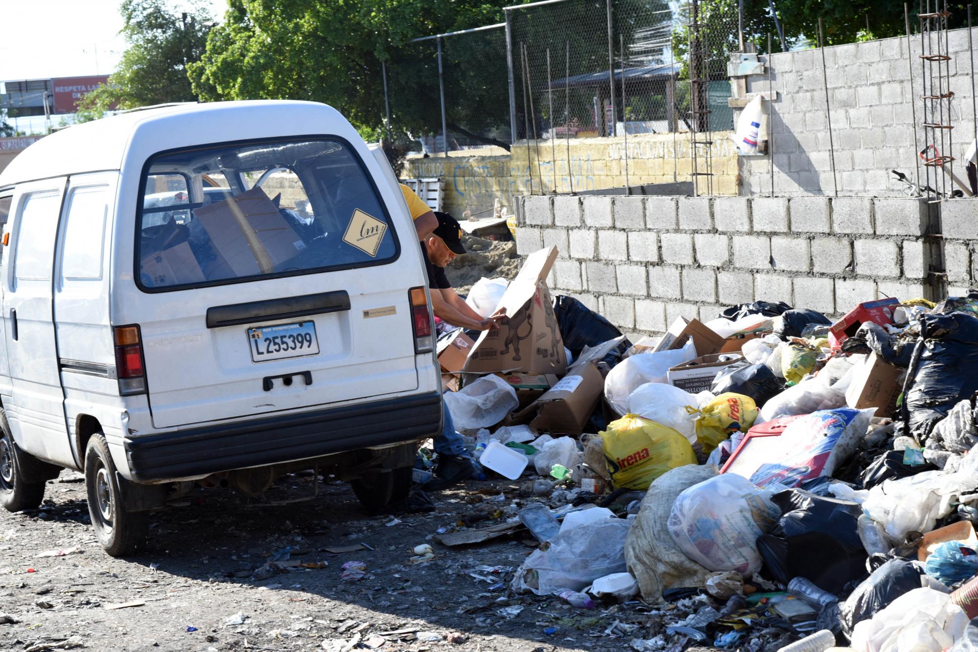 Vendedores del mercado La Placita en Santiago, demandan la recolección de basura.  