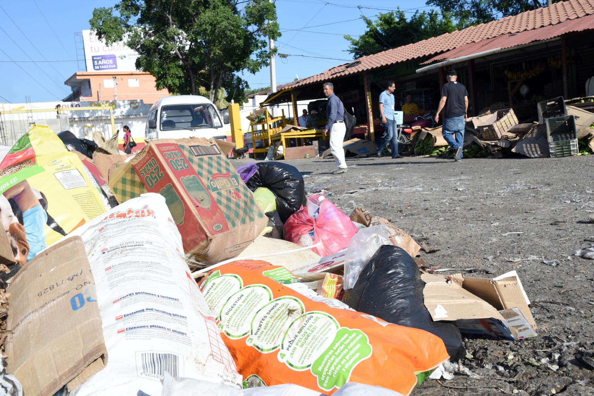 Vendedores del mercado La Placita en Santiago, demandan la recolección de basura.  