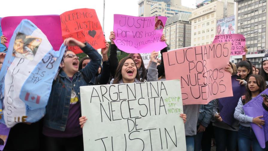 Fans de Justin Bieber se manifiestan por su “libre entrada” a Argentina