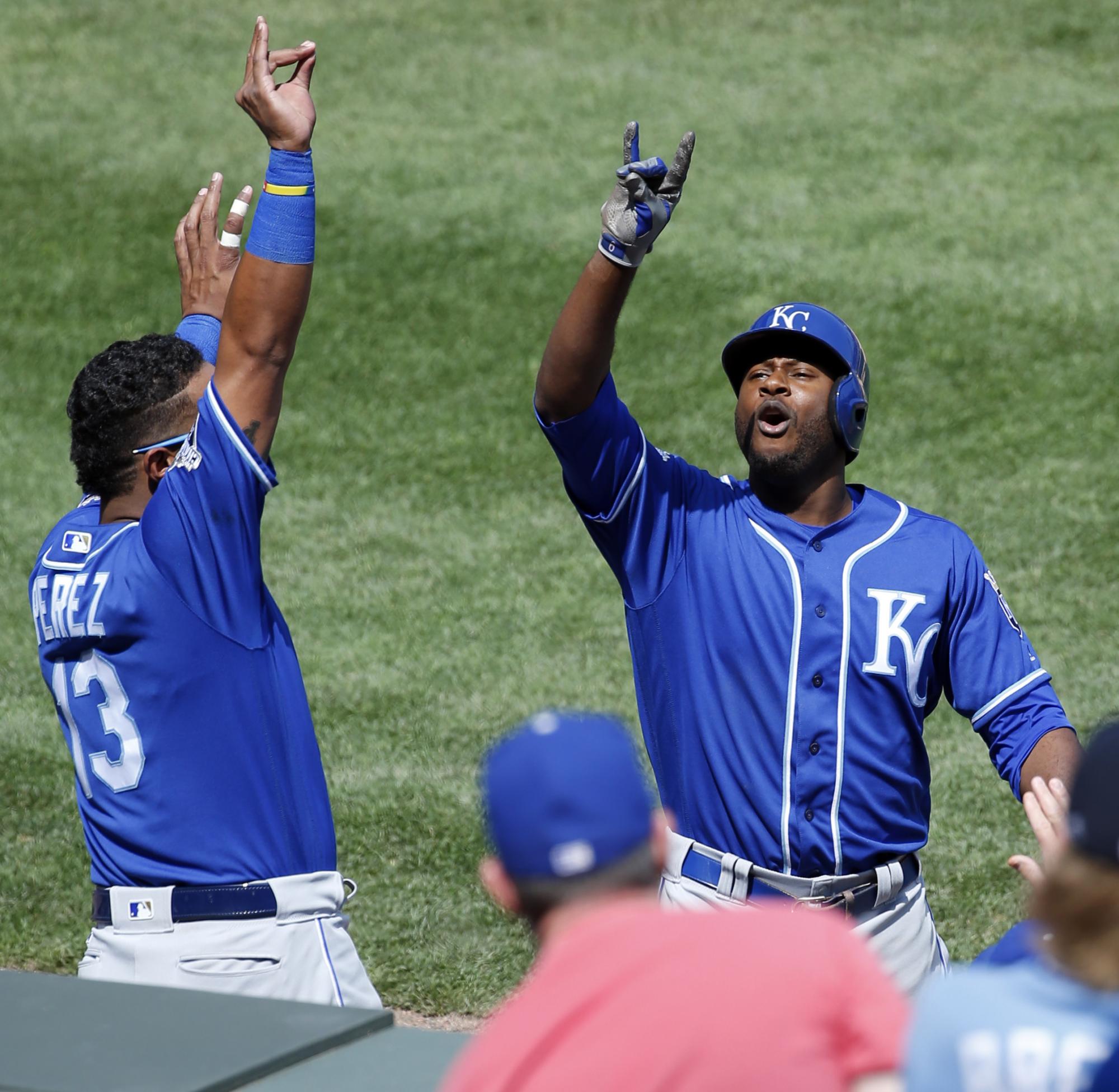 Lorenzo Cain celebra con su compañero de los Reales de Kansas City, el venezolano Salvador Pérez, luego de disparar jonrón solitario.