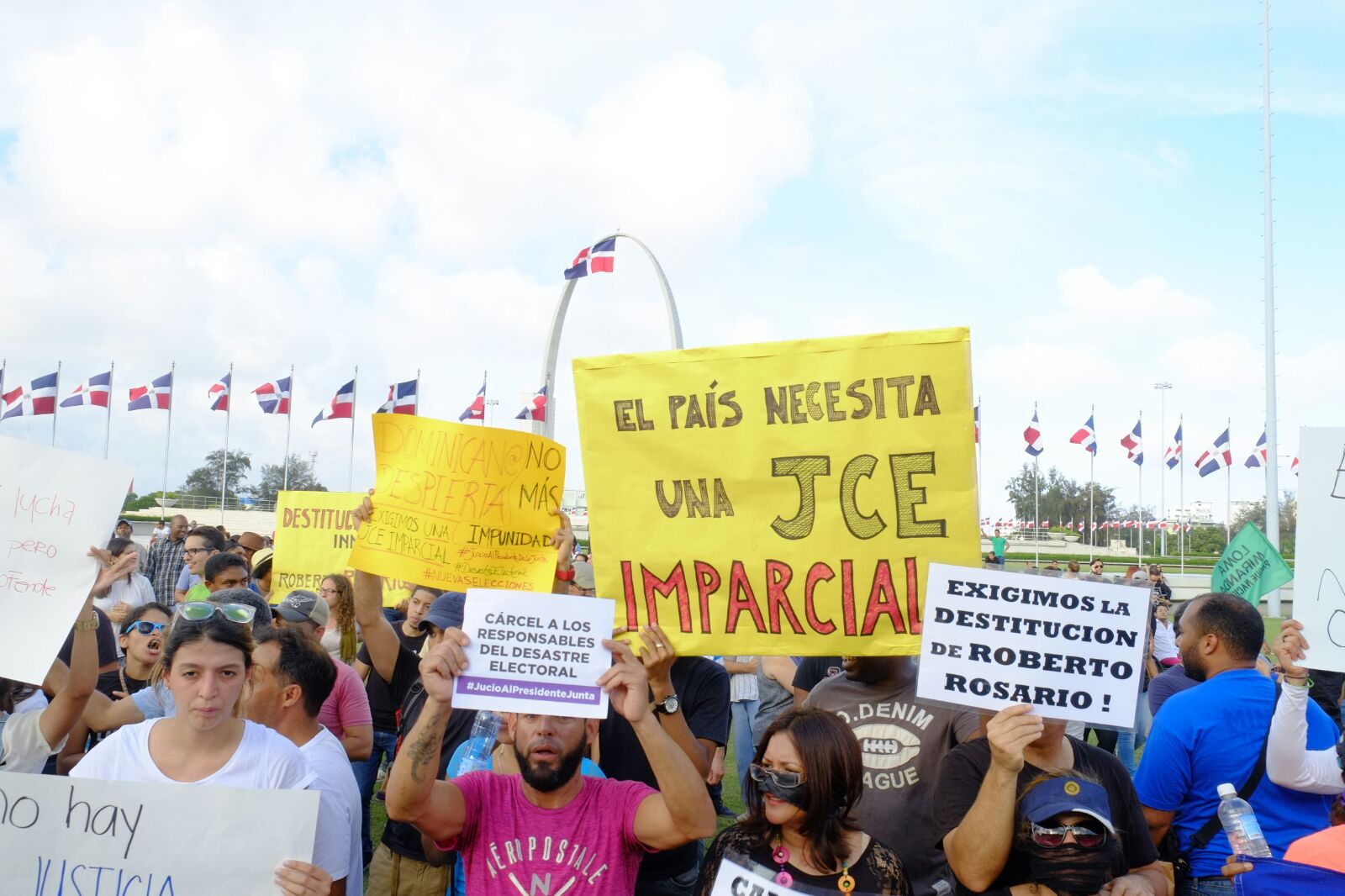 Protesta en la Plaza de la Bandera por  el supuesto “”fraude”  cometido en las elecciones del 15 de mayo.