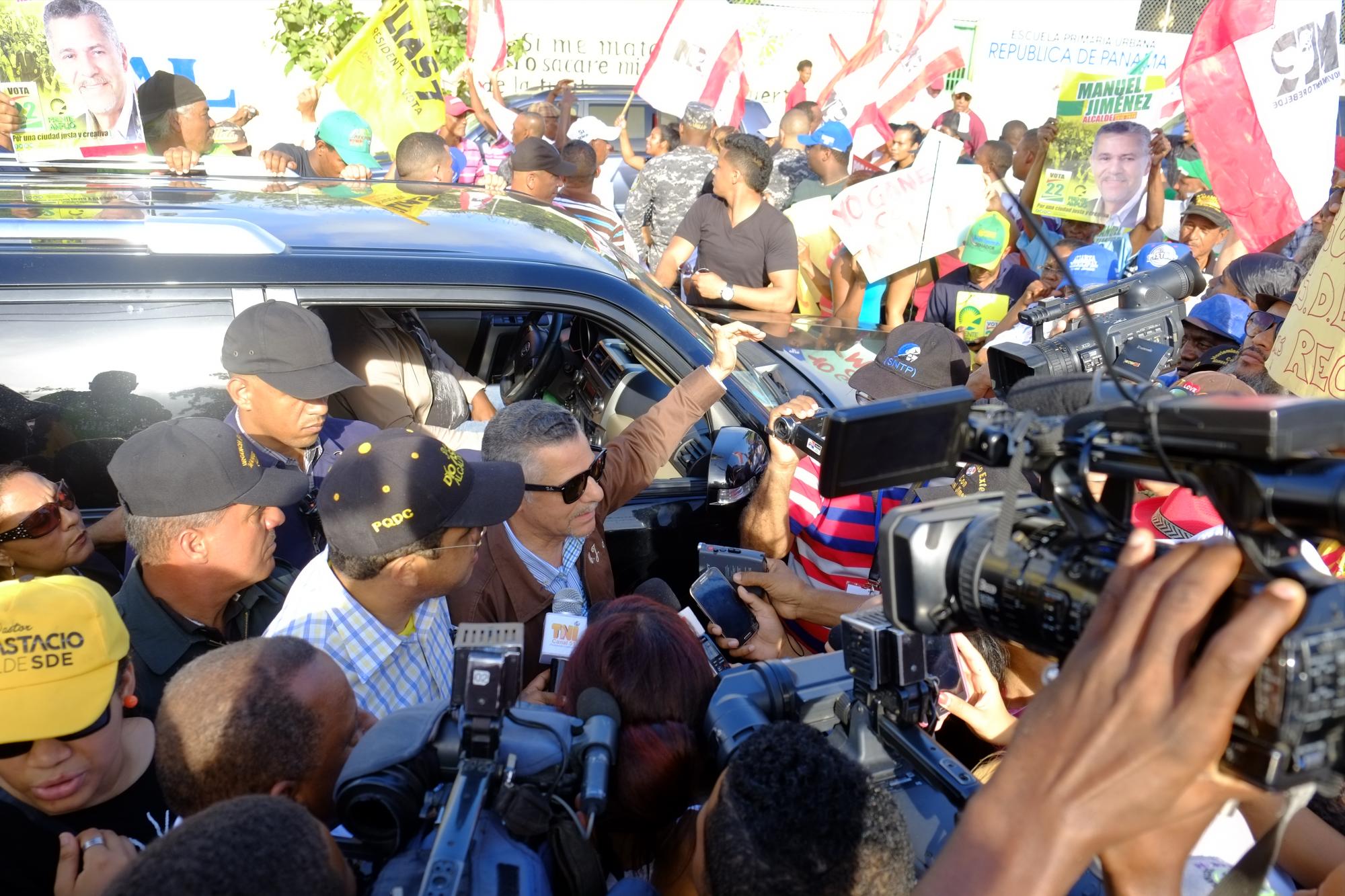 El candidato a la alcaldía de Santo Domingo Este por el Frente Amplio, Manuel Jiménez, encabeza una marcha protesta en contra del supuesto fraude electoral en la elecciones del pasado domingo 15 de mayo.