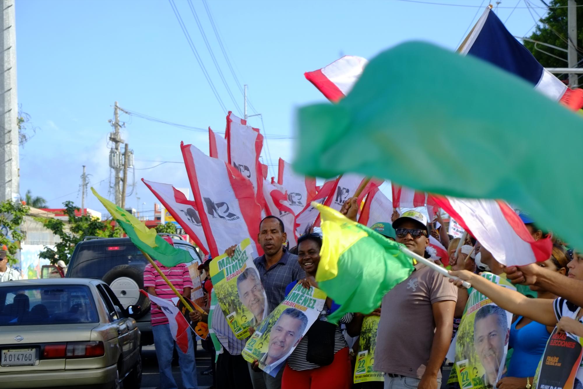 Seguidores del Manuel Jiménez marchan por un supuesto fraude en las elecciones.