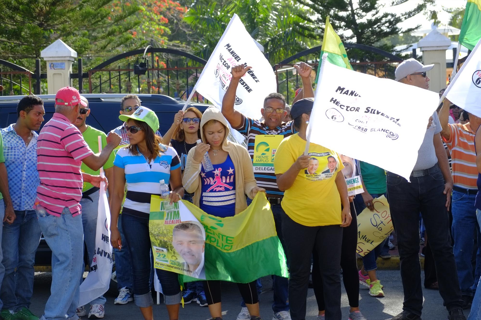 Seguidores del Manuel Jiménez y el PQDC protestan por un supuesto fraude en las elecciones.