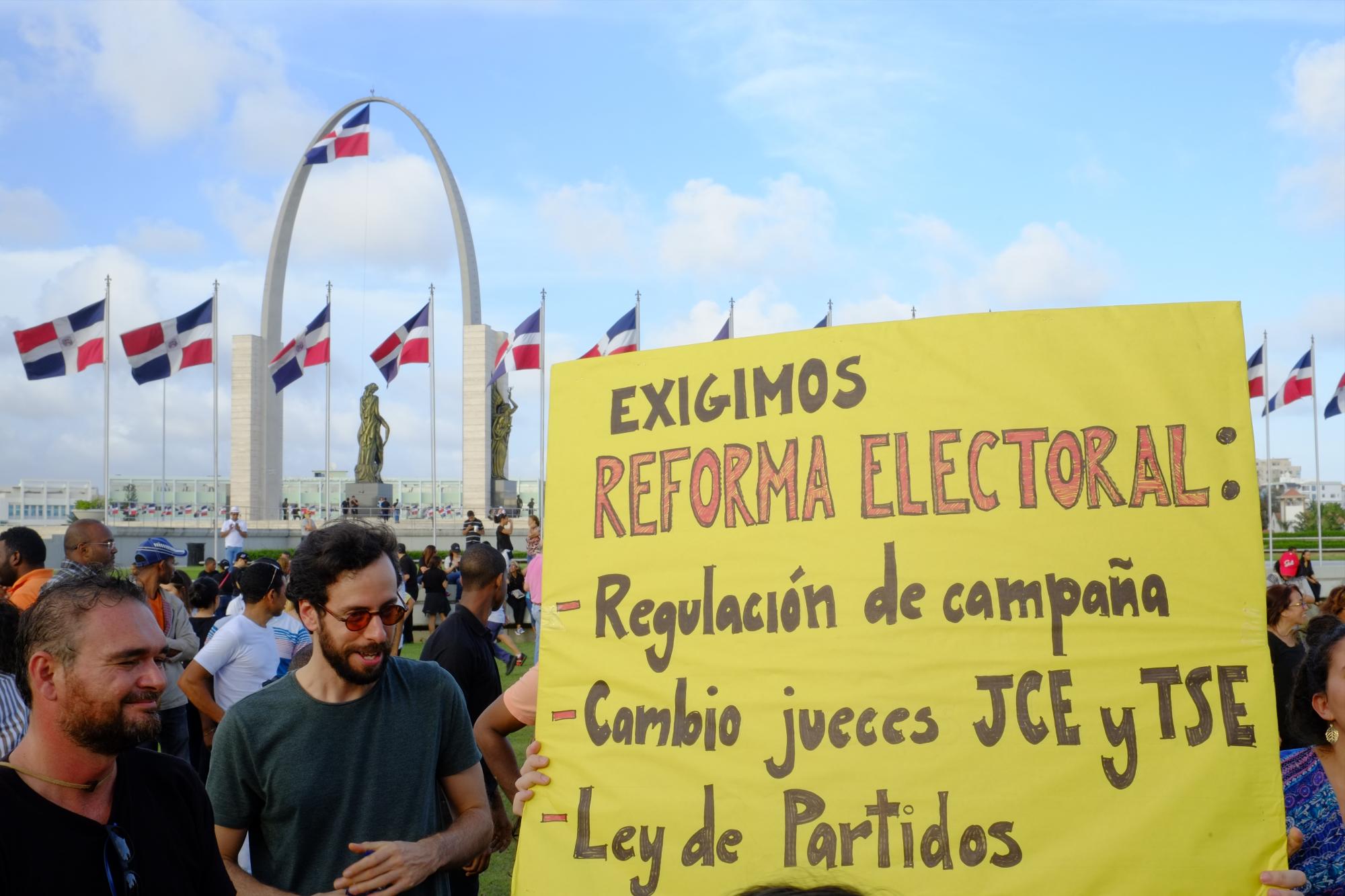 Decenas de ciudadanos se manifiestan en contra de los resultados de las elecciones y contra el presidente de la Junta Central Electoral Roberto Rosario.