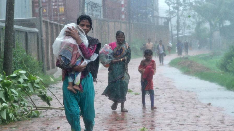 Al menos 21 muertos y 500.000 evacuados por el ciclón “Roanu” en Bangladesh