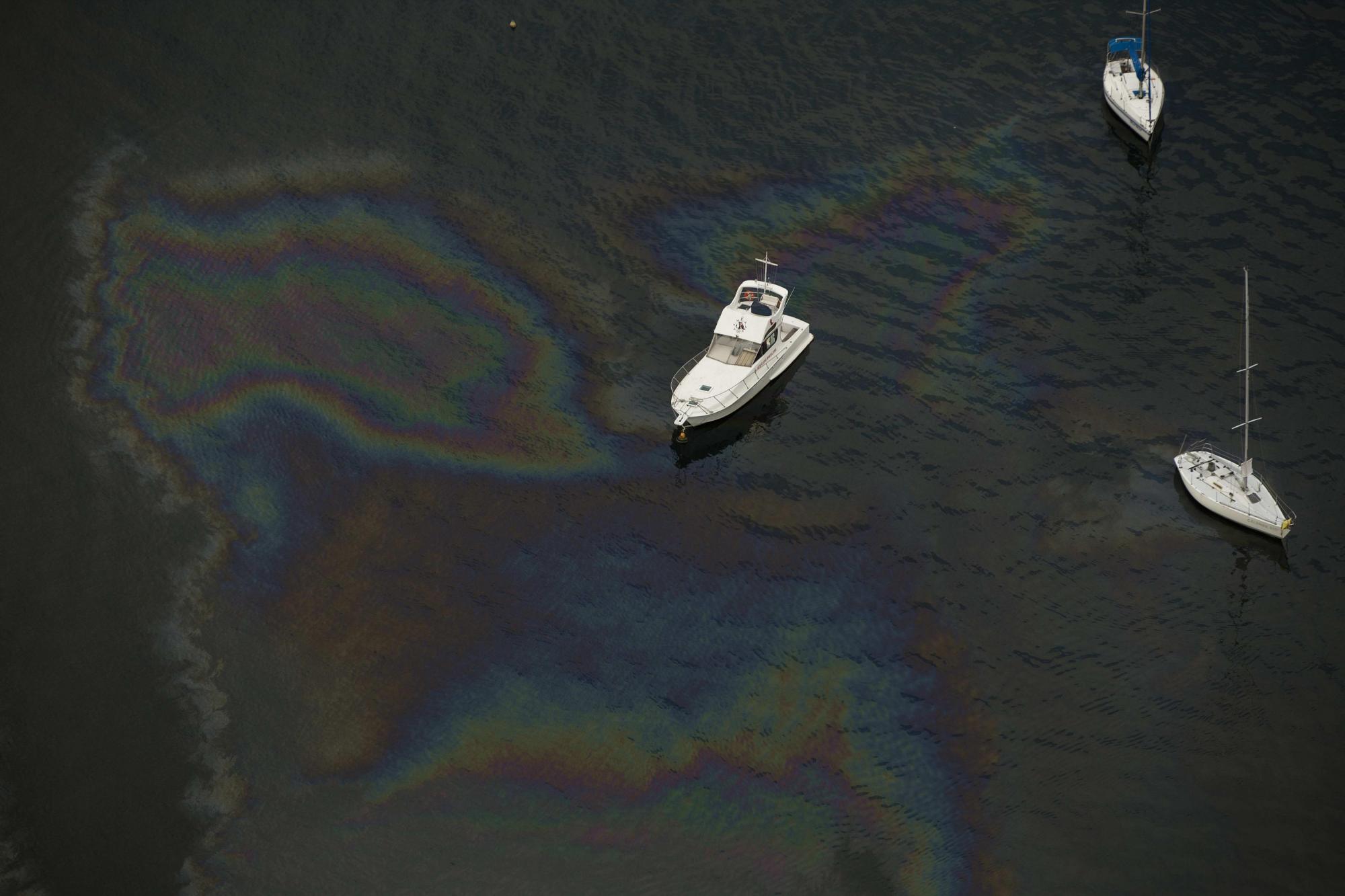 Vista de una mancha de aceite en la Bahía de Guanabara, donde se llevarán a cabo las pruebas de Vela.
