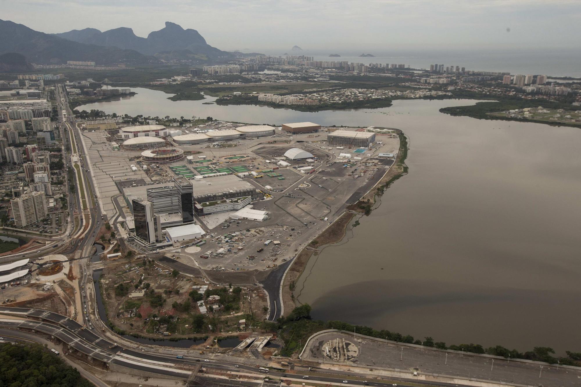 Vista de una mancha de desagüe en la laguna de Jacarepaguá, junto al Parque Olímpico de los Juegos.