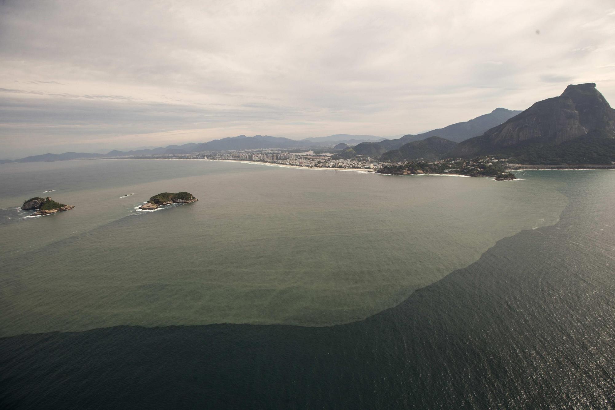 Vista de una mancha de desagüe en la playa de Barra da Tijuca próximo al Parque Olímpico de los Juegos.