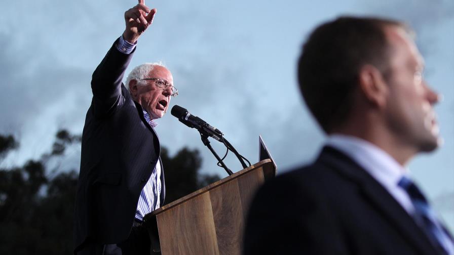 Clinton dice que Sanders tiene derecho a seguir 