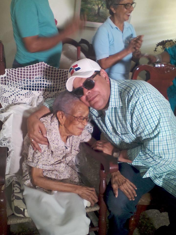 Fan de 99 años finalmente conoce a El Mayimbe, Fernando Villalona