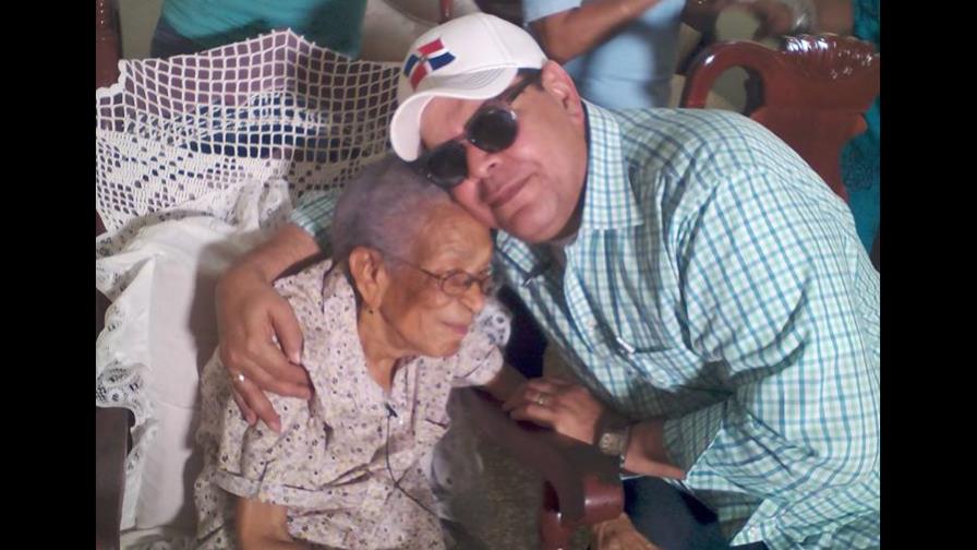 Fan de 99 años finalmente conoce a El Mayimbe, Fernando Villalona