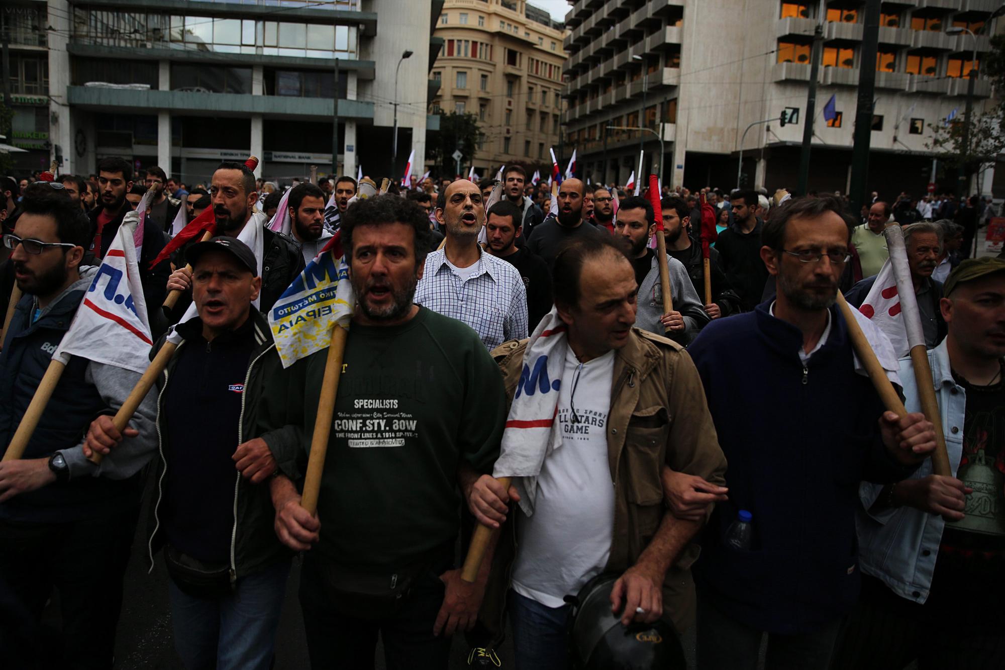 Los manifestantes gritan consignas durante una protesta en Atenas.
