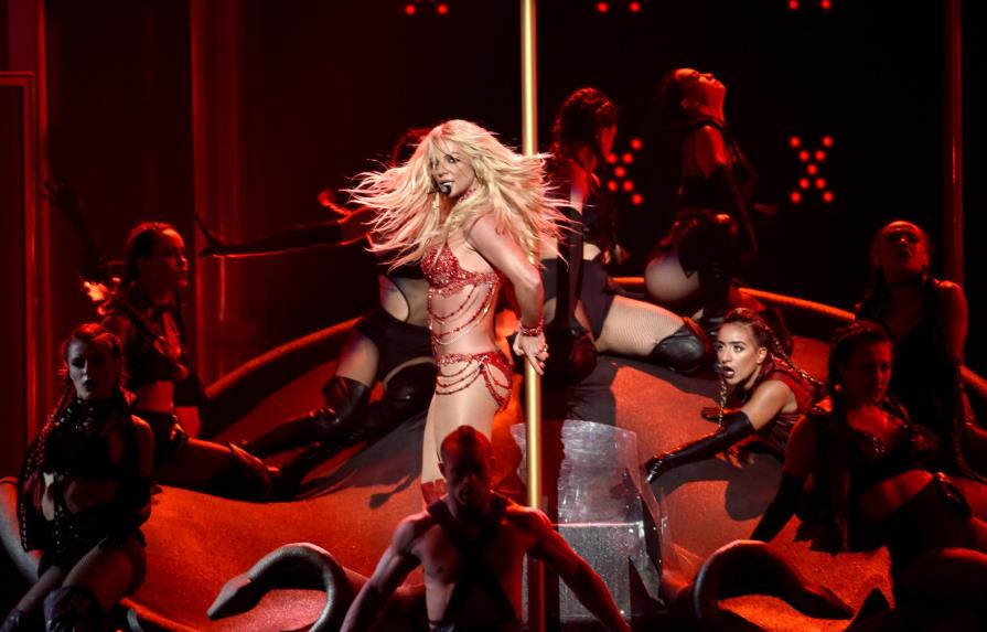 Britney Spears inaugura los Billboard, Weeknd gana 1er premio 