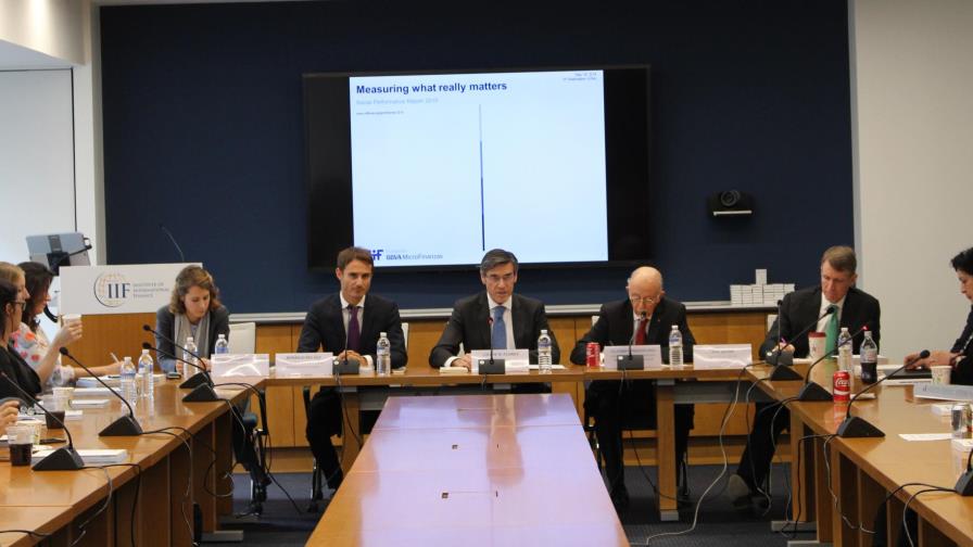 Fundación Micro finanzas BBVA presenta informe en el Instituto de Finanzas Internacionales (IIF)