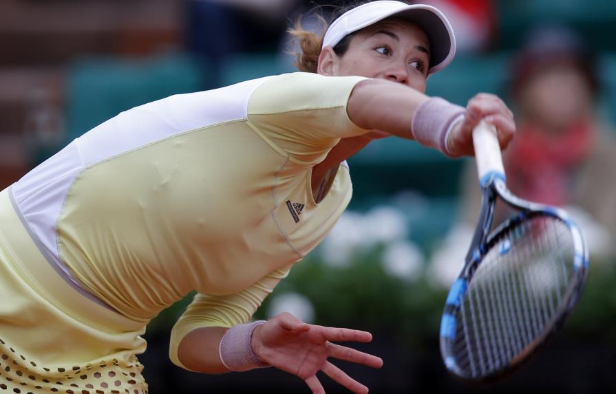 Muguruza y Wawrinka ganan con sobresaltos en Roland Garros