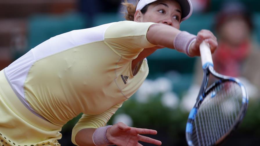 Muguruza y Wawrinka ganan con sobresaltos en Roland Garros