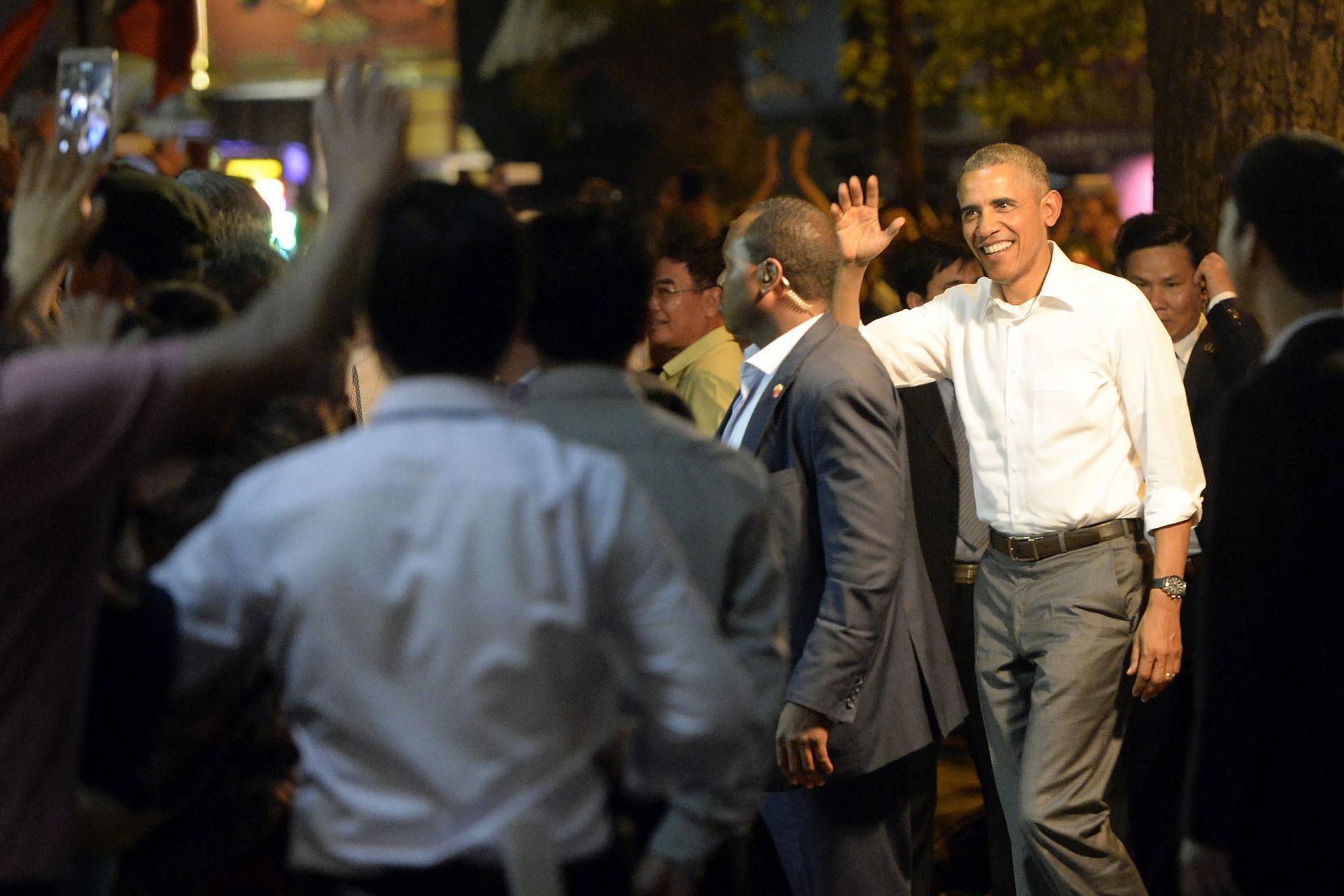 El presidente estadounidense Barack Obama saluda a su llegada a un restaurante tradicional de Hanoi, Vietnam hoy 23 de mayo de 2016. 