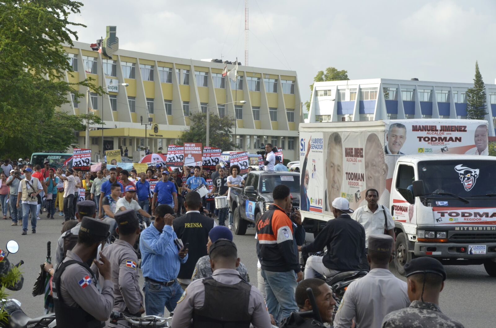 Los seguidores de Juan Hubieres anunciaron que se manifestarán todos los días de esta semana frente a la Junta Central Electoral 