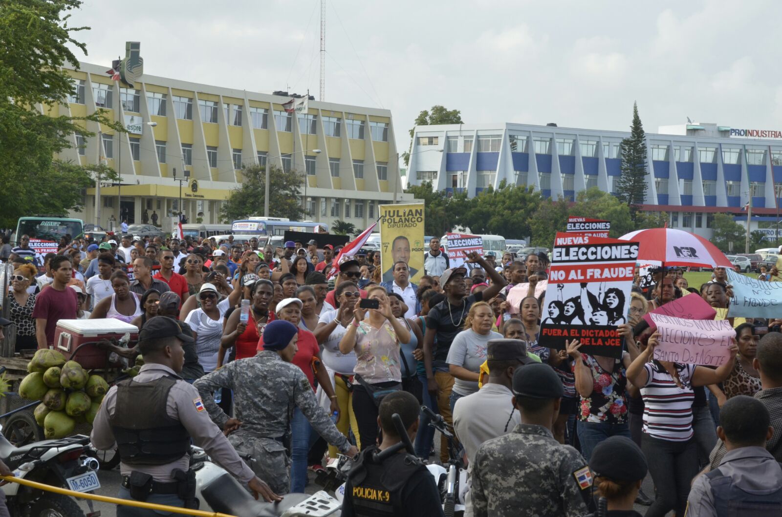 El grupo de manifestantes frente a la Junta Central Electoral 