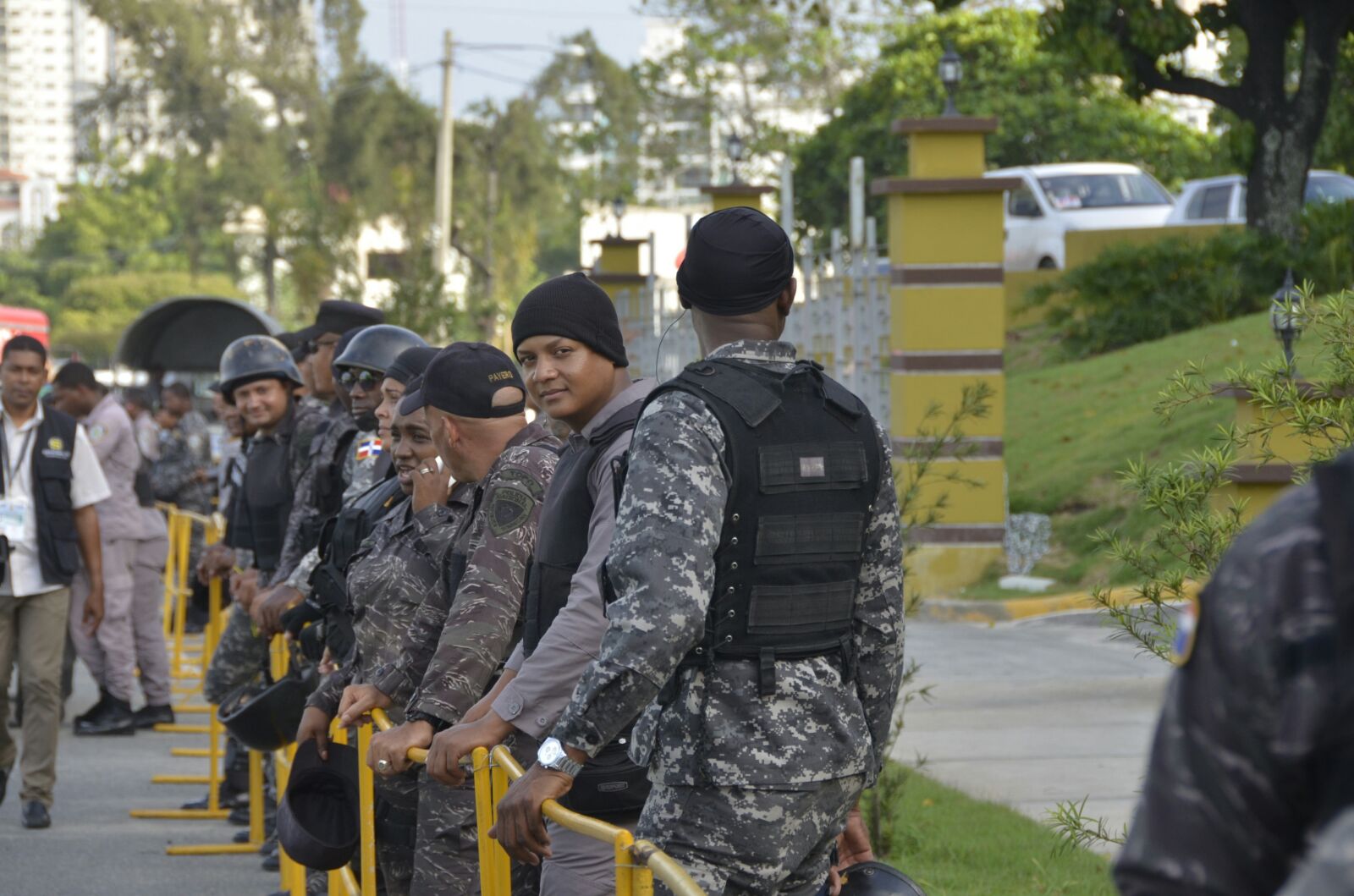 Los policías que cuidan el orden en los alrededores de la Junta Central Electoral 