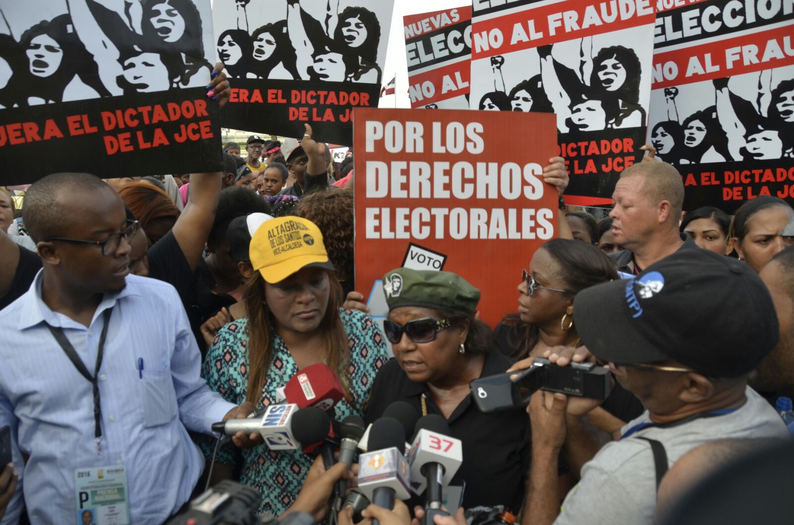 La esposa de Hubieres, Socorro Monegro, encabezó la manifestación 